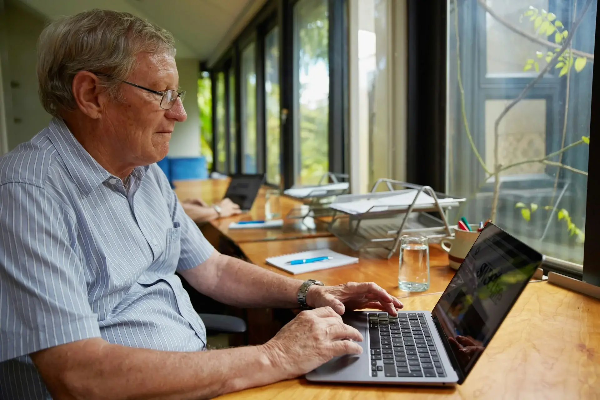 Homem idoso usando um notebook