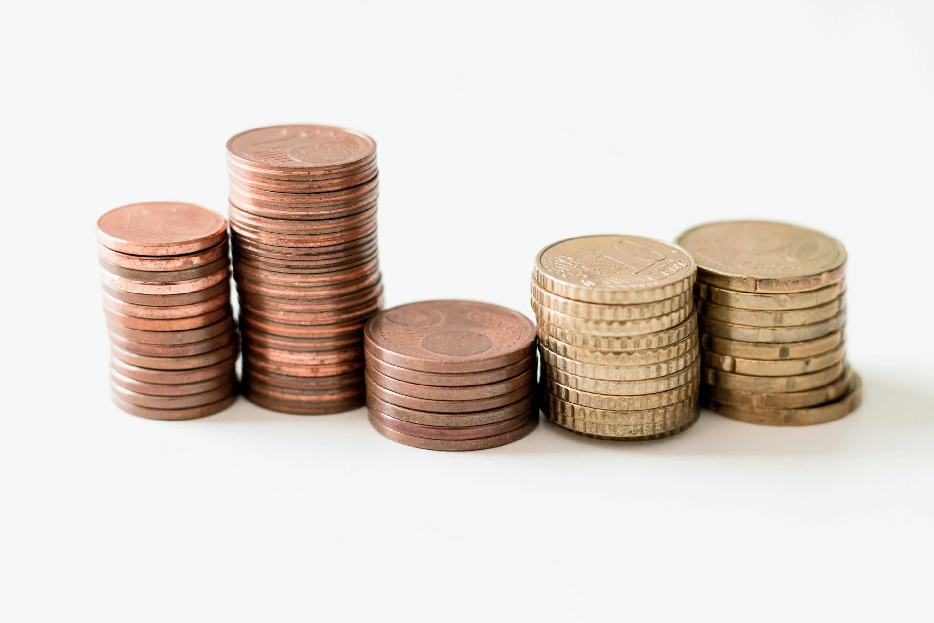Cinco pilhas de moedas lado a lado