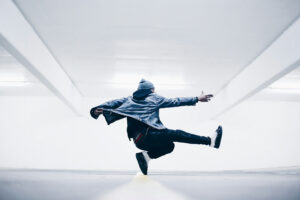 Homem praticando Hip-Hop