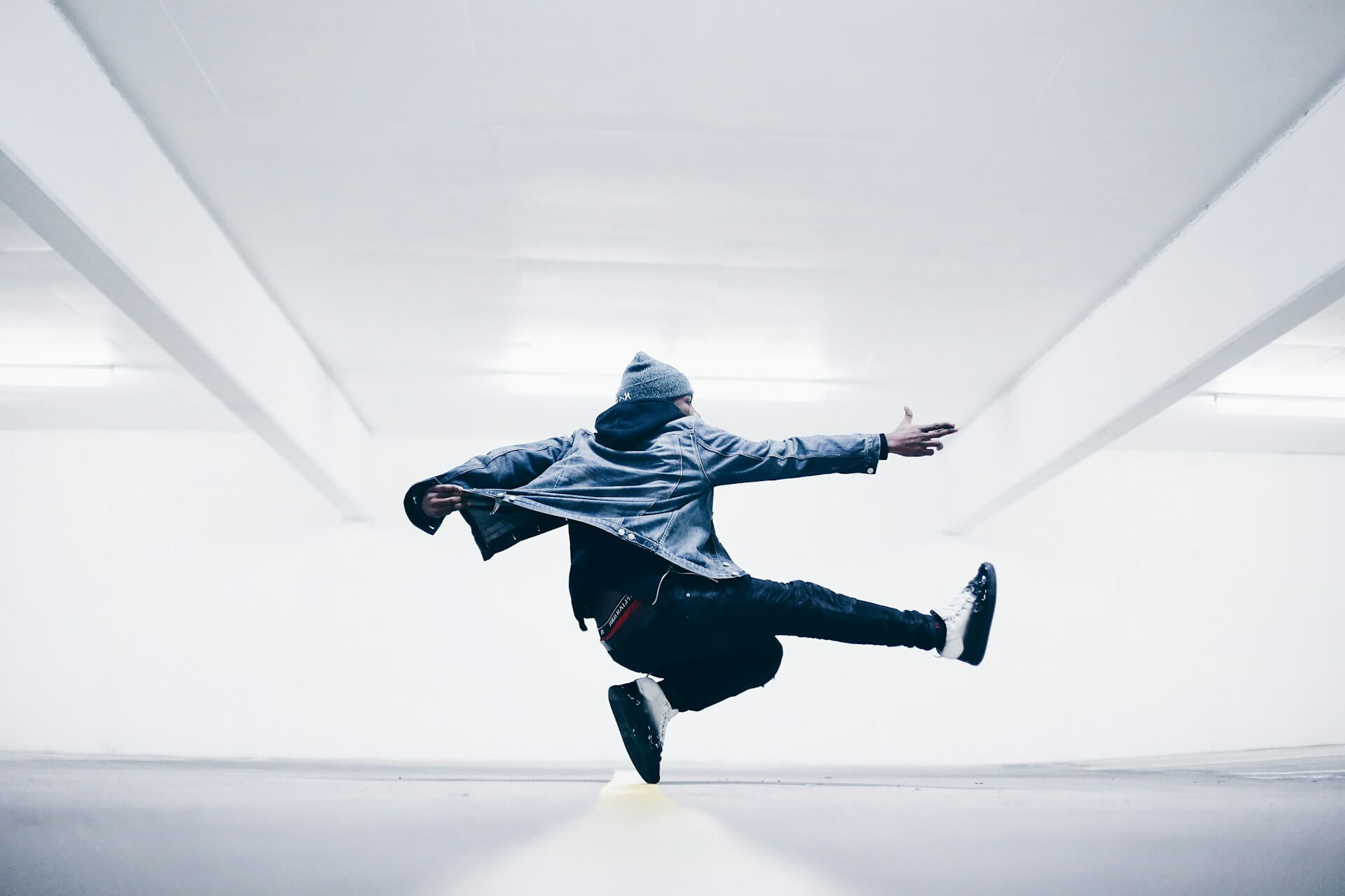 Homem praticando Hip-Hop