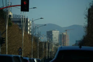 Carros em uma estrada