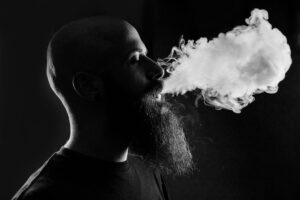 Homem usando cigarros eletrônicos(vape)