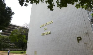 Fazenda reduz projeção de crescimento do PIB para 2% em 2026 e 2,3% em 2027