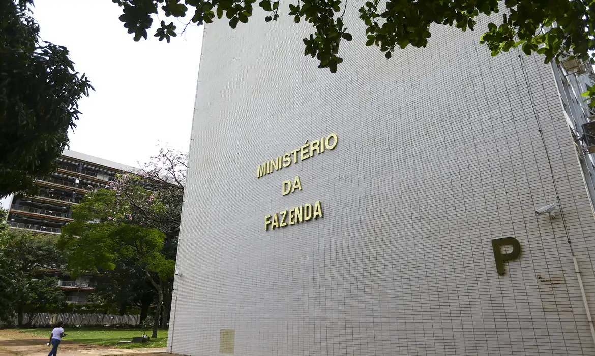 Fazenda reduz projeção de crescimento do PIB para 2% em 2026 e 2,3% em 2027