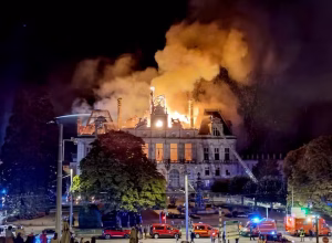 Prefeitura histórica de Limoges, destruída em protestos na França